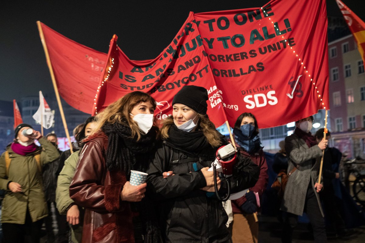 s_zamora_martin's tweet photo. Gut 500 Menschen gingen gestern unter dem Motto #BoycottGorillas Auf die Straße, um gegen #unionbusting bei #Gorillas zu protestieren. Darunter Beschäftigte der Berliner #krankenhausbewegung, streikende der #awo, Betriebsgruppen der @GEW_BERLIN #biocompany und viele mehr. https://t.co/l4lct51a74