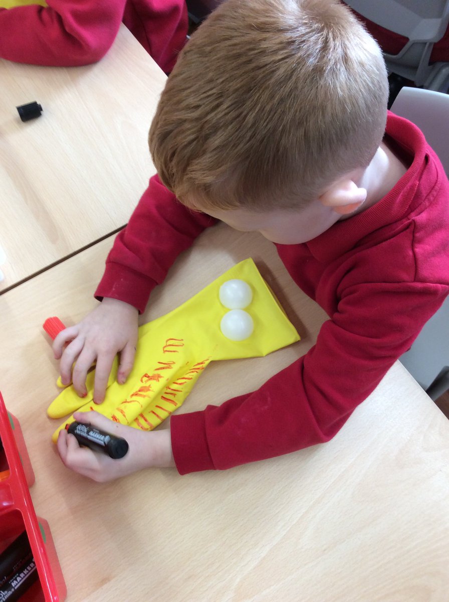 EastwayPrimary's tweet photo. Year 1 made their own Hoctopize puppets today. Watch out! #toysinspace https://t.co/3POI2PIrUy