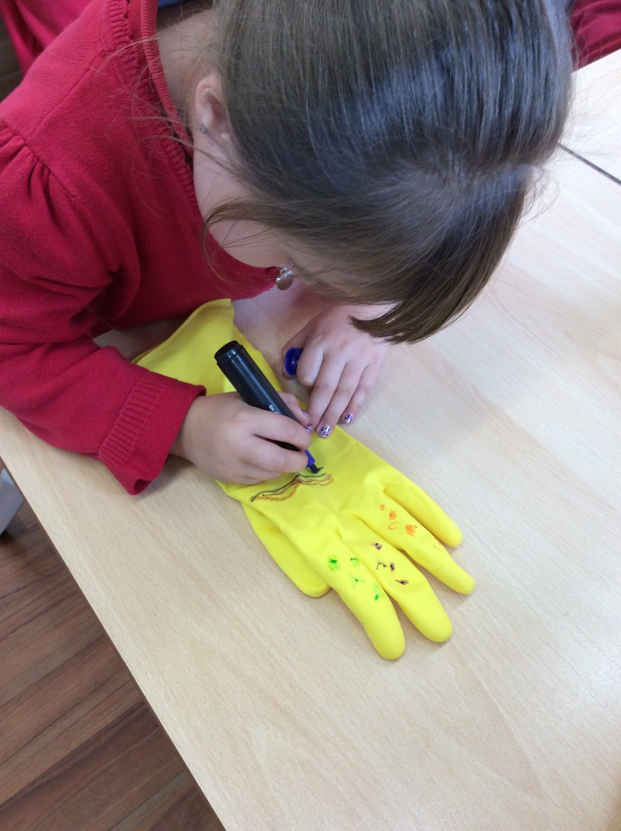 EastwayPrimary's tweet photo. Year 1 made their own Hoctopize puppets today. Watch out! #toysinspace https://t.co/3POI2PIrUy