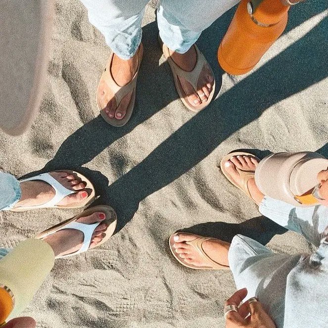 Recover while you spend time with friends. Carry on with your day after exercise, while OOfoam™ provides the perfect blend of cushion and stability to support your feet and help absorb the impact from movement on your tired joints and muscles.
📷 <a href="/oofos/">OOFOS</a>.jp