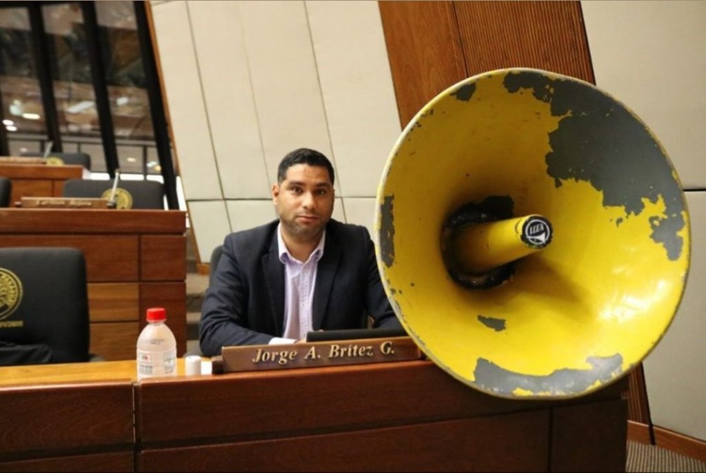 Silporfavor's tweet photo. Qué esperan para rajarlo al PAYASO Jorge Brítez? No aporta nada, solo falta el respeto y se burla una y otra vez de las víctimas del covid, del personal de blanco que se sigue rompiendo el lomo y de las cientos de personas que quedaron sin trabajo por esta pandemia. https://t.co/Spem0a98Xe
