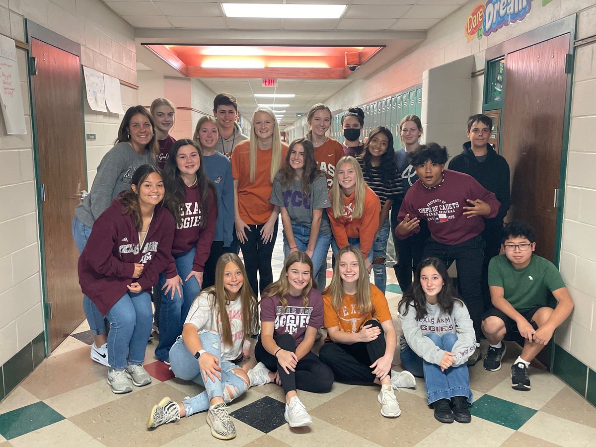RuizAVID's tweet photo. Representing Wednesday College Day @BrenhamHS! Our futures look bright! @MrsEschete @KariPrihoda @BrenhamHSArt @BrandiHendrix14 #Fishinforexcellence https://t.co/F0QXVj7ZVB