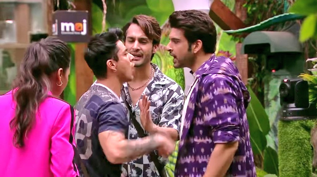 real_khabri_1's tweet photo. #PratikSehajpal Vs #KaranKundrra

Who do you support in this ugly spat?

Like- Karan
Retweet- Pratik

#BiggBoss15 https://t.co/8cXNsJzmqy