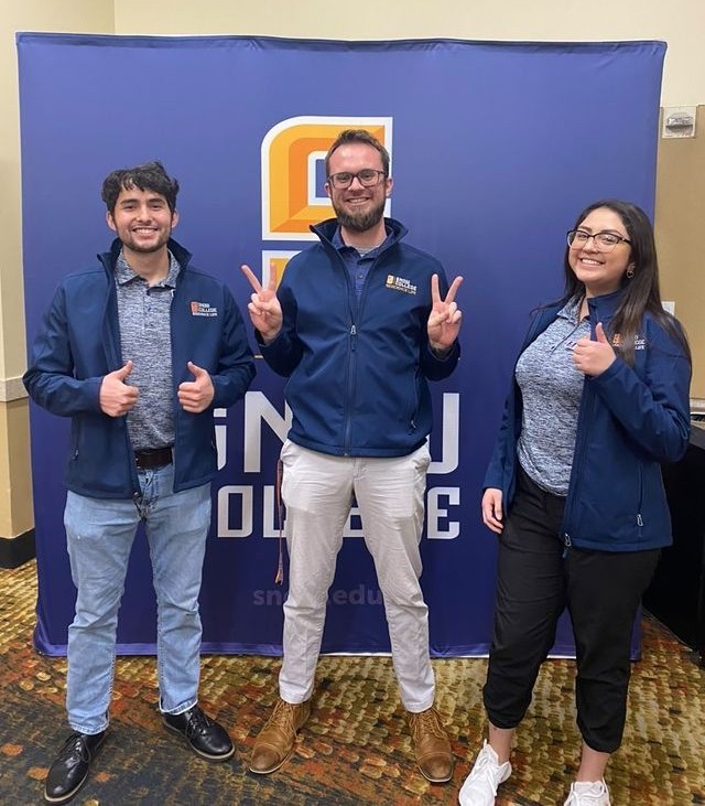 SnowResLife's tweet image. Be A Bagder Nights are always so much fun! We love talking to new students about housing.