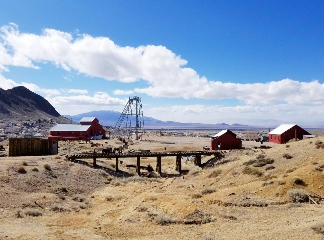 Leavingfromla's tweet photo. A10. Definitely the mining boomtown of Tonopah. So much fascinating history &amp; ghost hunting opportunities! Plus the Mizpah Hotel, mining park, ghost walk tour, Clown Motel, stargazing and much more #iExploreChat https://t.co/rvsWpRnbD8