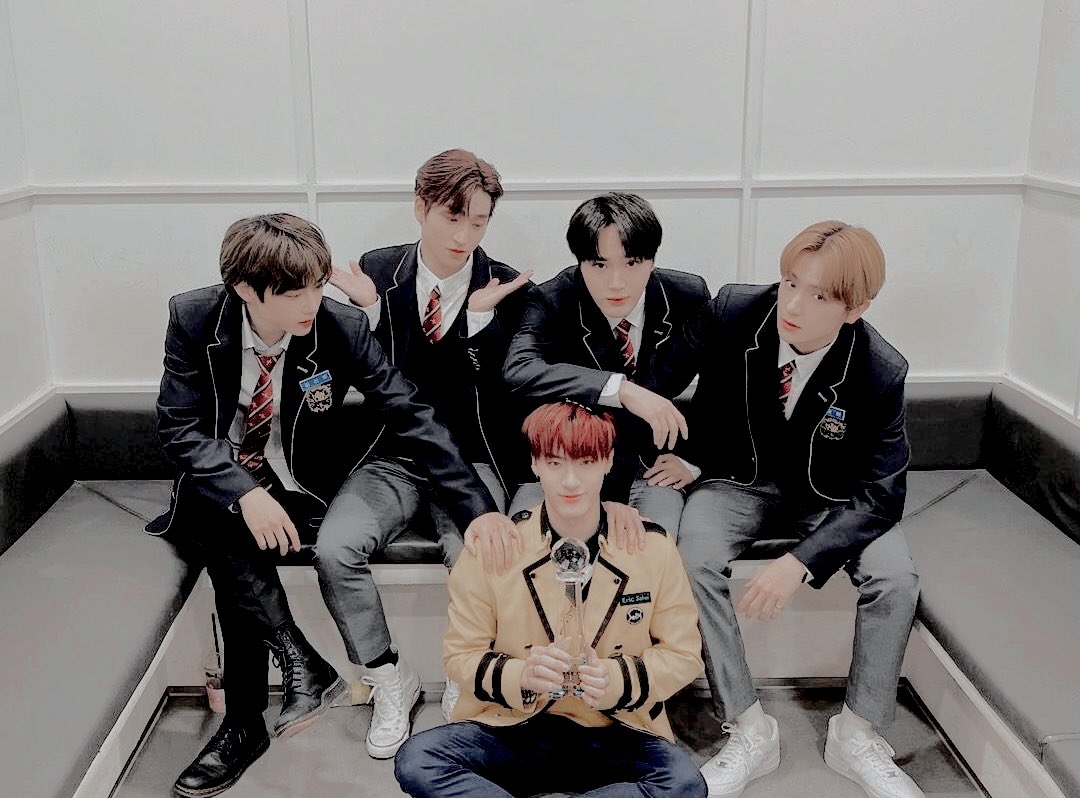 eirths's tweet photo. ⠀

      ayrıca loev is darkaable
      dedikten sonra hyunjae
      hyung fotoğrafta ki gari
      p kişiyi bulmanızı istedi?
      ddaeng ddaeng pants!!!
      eric biraz daha sakin ol-
      malısın! fighting b's bbs.
      ₊‰joe⋆kim1:7update
     く ★‰00's hot🛰
⠀ https://t.co/6NTKE9RTj9