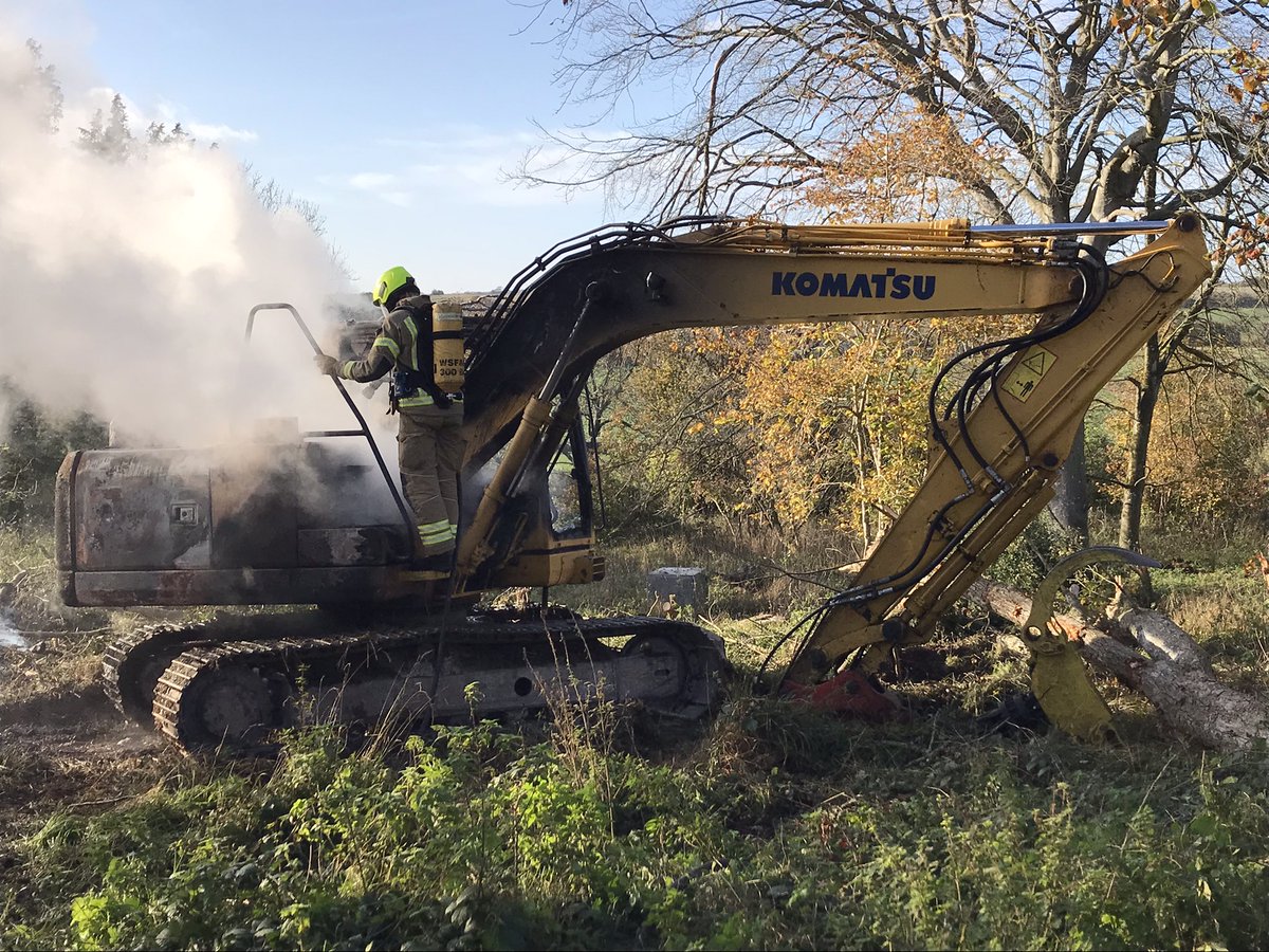 ChichesterFire's tweet photo. Red Watch 42P1 attended a Large ‘digger’ fire near Earthan, assisted by 44M1 (L4T) due to difficult accessibility. #WaterShuttle https://t.co/KlSoxYP4Bn