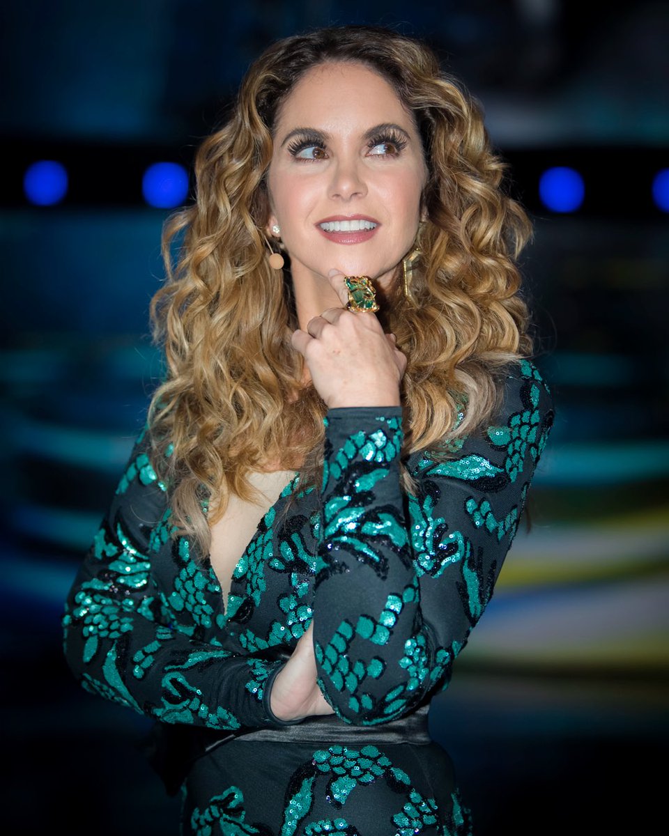 LuceroMexico's tweet photo. Me acordé y pido aplauso grande para mi Glam Team que cada domingo me dejaban sintiéndome wow para los episodios de #ElRetador. 💃🏼 https://t.co/HPZZiAt8Ky