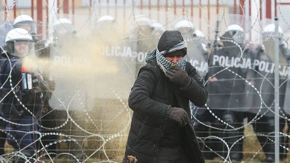 PracDem's tweet photo. 1. Dużo się mówi o umiędzynarodowieniu konfliktu na granicy polsko-białoruskiej. Mówi się o Frontexie, o państwach Unii Europejskiej – i nie tylko. Czyli umiędzynarodowienie z tymi, którzy są odpowiedzialni za śmierć wielu osób. https://t.co/vAn5YtVAbe