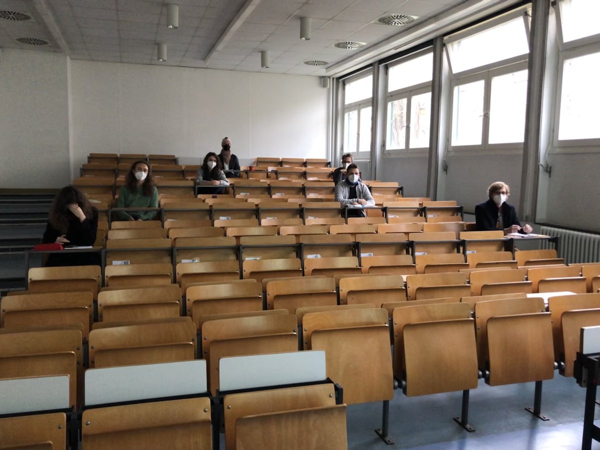 geobio_berlin's tweet photo. Vorbildliche Distanz unserer Studierenden im großen Hörsaal an der @FU_Berlin #Geocampus #Lankwitz https://t.co/oocSFhwp7x