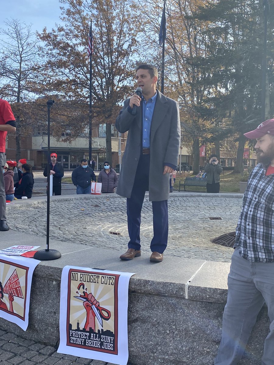 LIFEDofLABOR's tweet photo. We are proud to stand in solidarity with all workers at Stony Brook University to call on the administration to provide fair wages and safe working conditions to workers. #1u #solidarity @uupstonybrook @GSEU_SBU @GNYLECET @senatormattera @uupstonyhsc https://t.co/iA8PR1xfrb