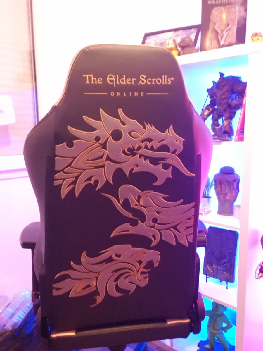 Desastre_Show's tweet photo. OMG regardez ce que j'ai reçu 🤩
Juste INCROYABLE !! 
Merci @noblechairs, @Bethesda_fr et @TESOnline_fr 
Je vais obligatoirement avoir la classe maintenant 😎 #ESO https://t.co/95BTHKfrMw