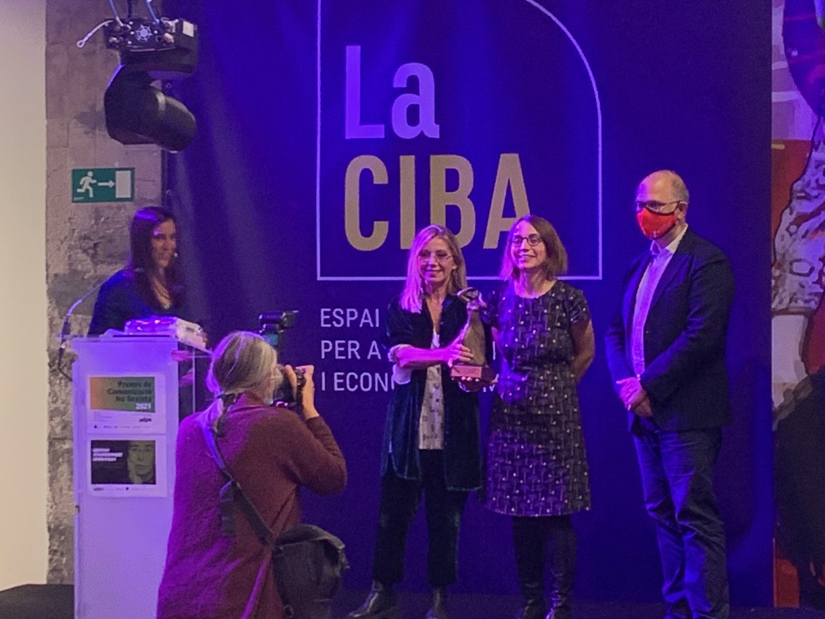 🟣 Comencem amb el Premi Margarita Rivière 2021, que enguany és per a <a href="/concitadeg/">Concita De Gregorio</a>, periodista i escriptora de <a href="/LaRepubblica_it/">La Repubblica It</a> i de <a href="/InOndaLa7/">In Onda</a>. Lliura el premi <a href="/cdecominges/">Clara de Cominges Rivière</a>, filla de Margarita Rivière, i el <a href="/degaJMMorros/">Joan Maria Morros</a> del <a href="/periodistes_cat/">Col·legi de Periodistes de Catalunya</a>. #PremisADPC