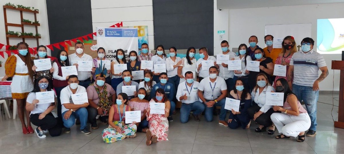UnidadVictimas's tweet photo. La @UnidadVictimas, entre otras instituciones, recibieron un reconocimiento por parte de la @RenovacionCo por apoyar las iniciativas #PDET en la subregión de la #CuencaDelCaguán y #PiedemonteCaqueteño. #RetoUnidos #UnidosPorLasVíctimas🫂 https://t.co/uVOwj3OkyG