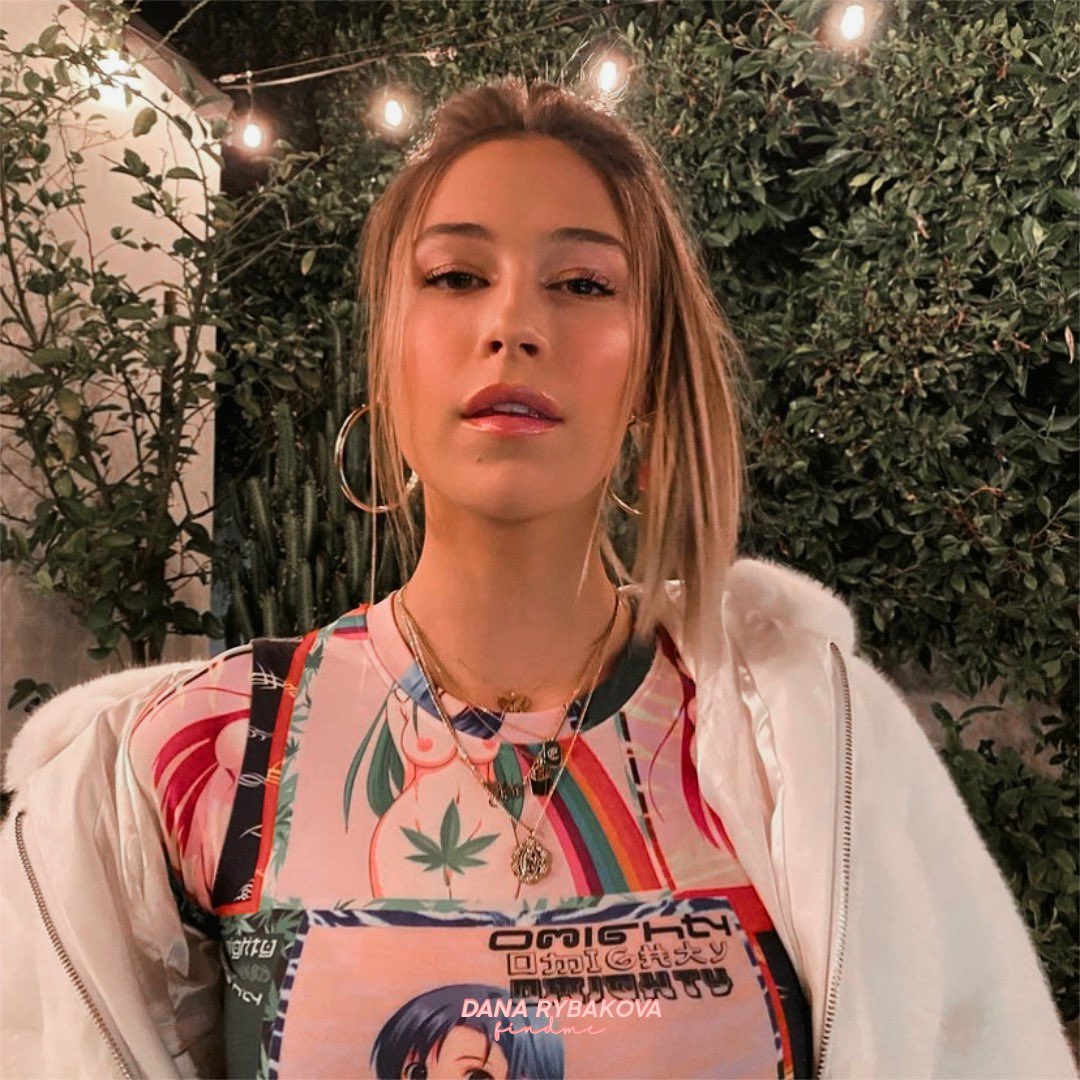 danamfs's tweet photo. ⠀⠀⠀⠀⠀
she looks like a barbie doll and she's way too young, smoking a cigarette like a rolling stone while asking for another beer, another smoke https://t.co/5O3c3uw4bB