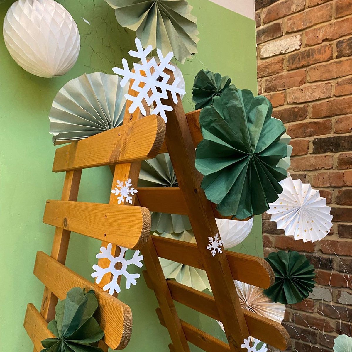 HubSwindon's tweet photo. We are so lucky to have amazing volunteers to make our windows beautiful! #Swindon #SwindonHub #CommunitySpace #CreativeSpaces #PositiveSwindon https://t.co/nWTRQBYSw5