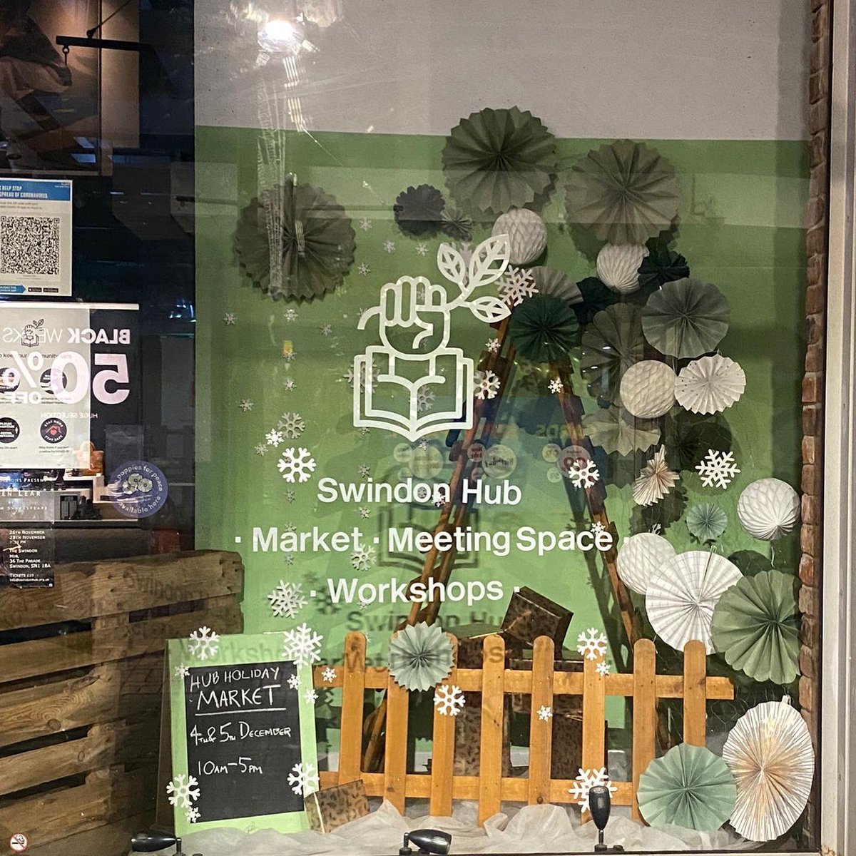HubSwindon's tweet photo. We are so lucky to have amazing volunteers to make our windows beautiful! #Swindon #SwindonHub #CommunitySpace #CreativeSpaces #PositiveSwindon https://t.co/nWTRQBYSw5