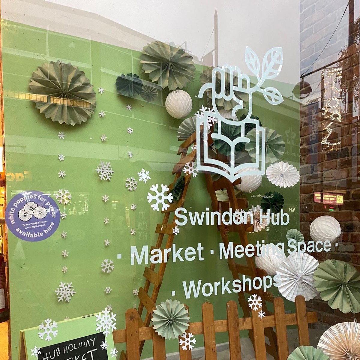 HubSwindon's tweet photo. We are so lucky to have amazing volunteers to make our windows beautiful! #Swindon #SwindonHub #CommunitySpace #CreativeSpaces #PositiveSwindon https://t.co/nWTRQBYSw5