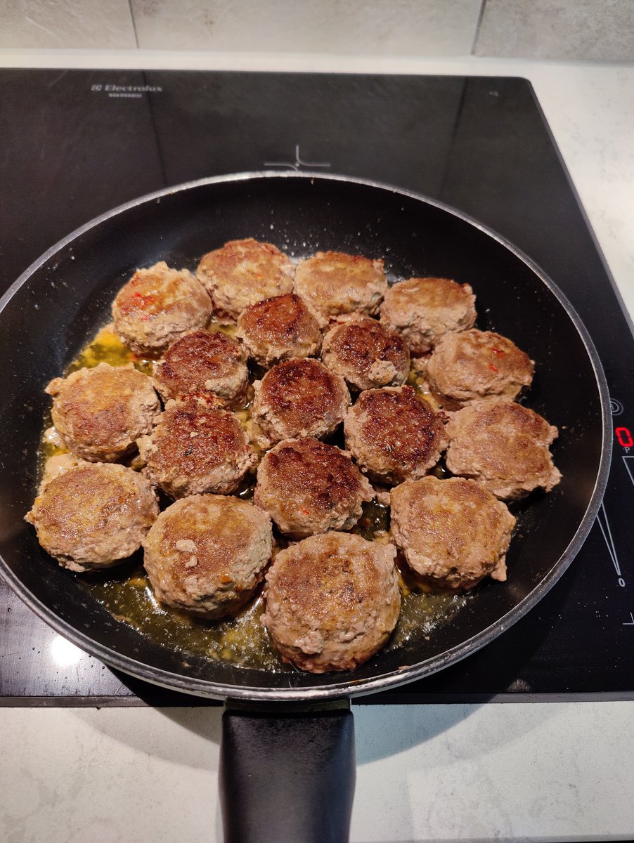 martintorekov's tweet photo. There is something special about homemade meatballs with fresh cut chili!
Happy Wednesday! https://t.co/1xmZeEvVT3