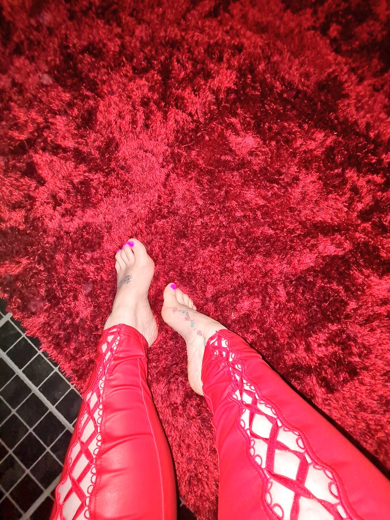 Misslauracoats's tweet photo. The most delicious and delightful feet. I love nothing more than having them sucked on followed by a hard massage. A real turn on for me. https://t.co/t1puKyNmPM