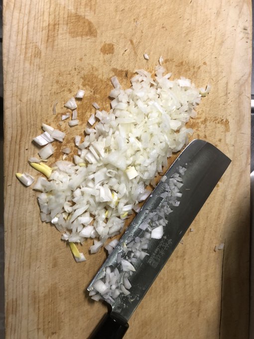 1.たまねぎをきります。口で息をすると目が痛くなかったりするよ
2.耐熱皿にバターと玉ねぎを入れラップをふんわり掛けてレンチンするよ
3.ボールに卵、味噌、マヨネーズ、焼肉のタレを数滴入れるよ
4.⇡を混ぜたらパン粉をドバっと入れるよ 