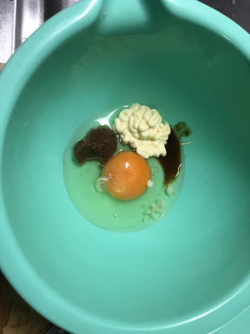 1.たまねぎをきります。口で息をすると目が痛くなかったりするよ
2.耐熱皿にバターと玉ねぎを入れラップをふんわり掛けてレンチンするよ
3.ボールに卵、味噌、マヨネーズ、焼肉のタレを数滴入れるよ
4.⇡を混ぜたらパン粉をドバっと入れるよ 