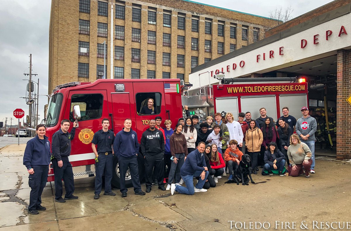 ToledoFire's tweet photo. TY to these awesome kids from Ottawa Hills HS who stopped by Station 5 in downtown Toledo earlier today while out on a field trip. The on-duty crew had great time showing the members of the freshman class the station and equipment. #toledofire #station5riverrats #greenbears https://t.co/XEZIS0Gbke