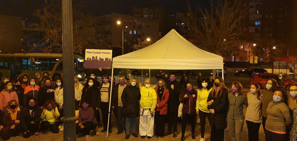 RaquelAlcorcon_'s tweet photo. ♀️Nuestra carpa violeta ha estado esta tarde junto al polideportivo de Los Cantos.

Gracias a las alumnas de autoprotección por su visita y por la demostración que han hecho. Qué gran trabajo hacen y qué gran labor la de Jesús Talán 👏@ADA_AMarciales https://t.co/8ZBKrhcZzR