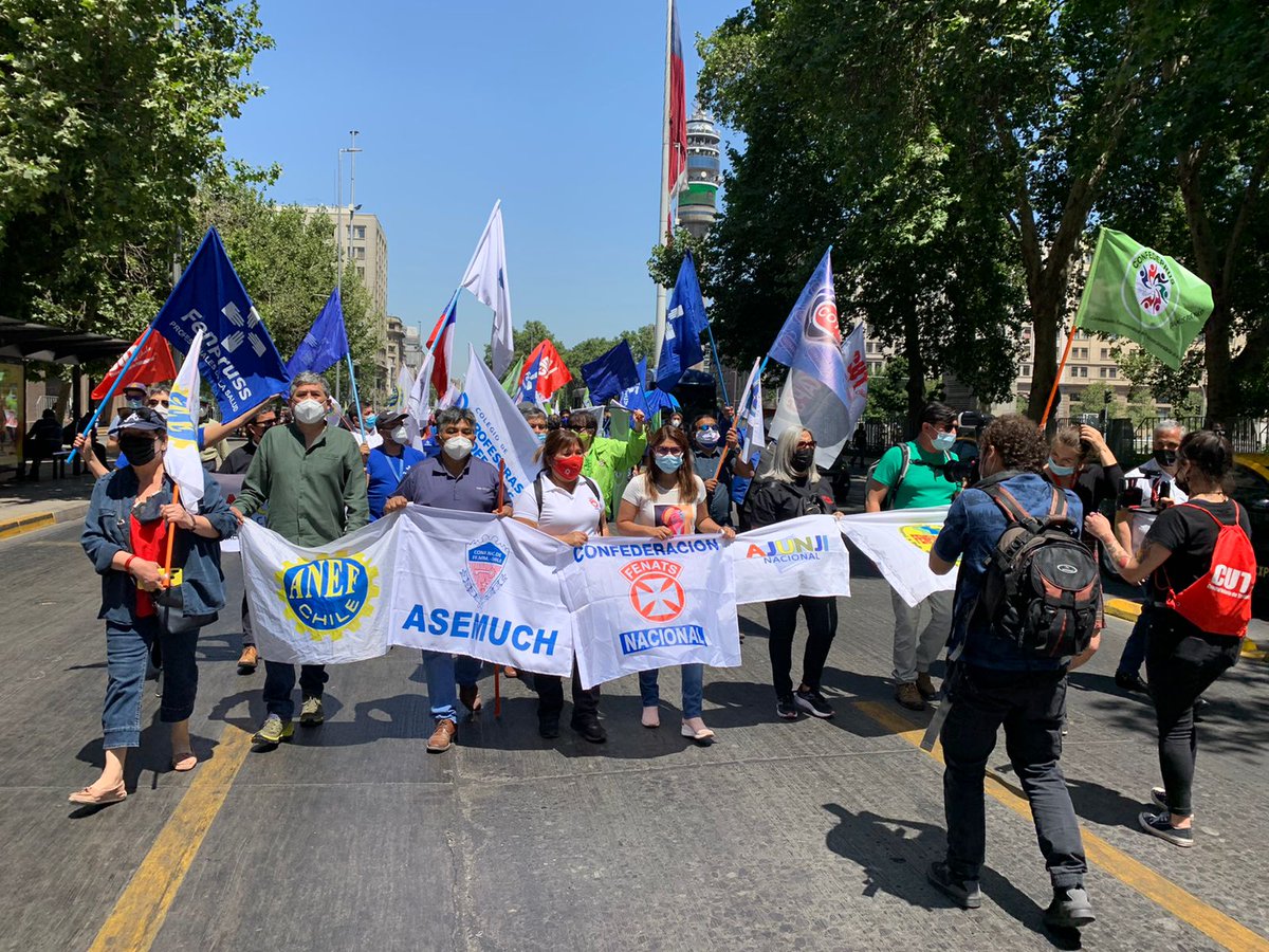 📸#ReajusteSectorPúblico | Este mediodía, #ANEF se hizo presente en la marcha de las organizaciones de la #MSPCUT, quienes demandan el inicio inmediato de la negociación del reajuste.
#ANEFPresente #CUT