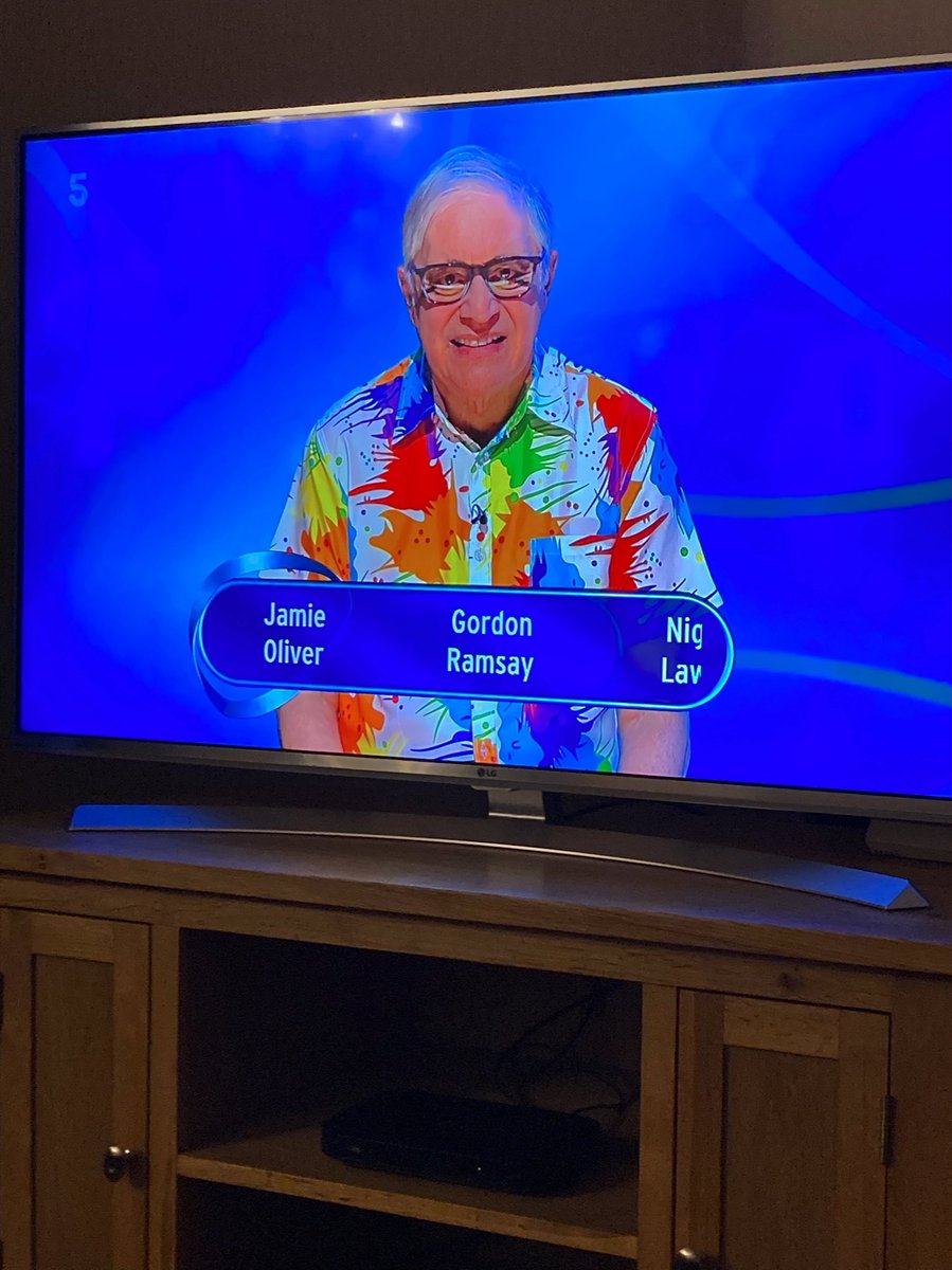 Nice to see one of the EggHeads in his <a href="/OfficialKP180/">Kevin Painter</a> shirt 😂 🎯👍🏻<a href="/longshlong501/">Mick Moore</a> what u think ? 😂🎯 #eggheads #theartist