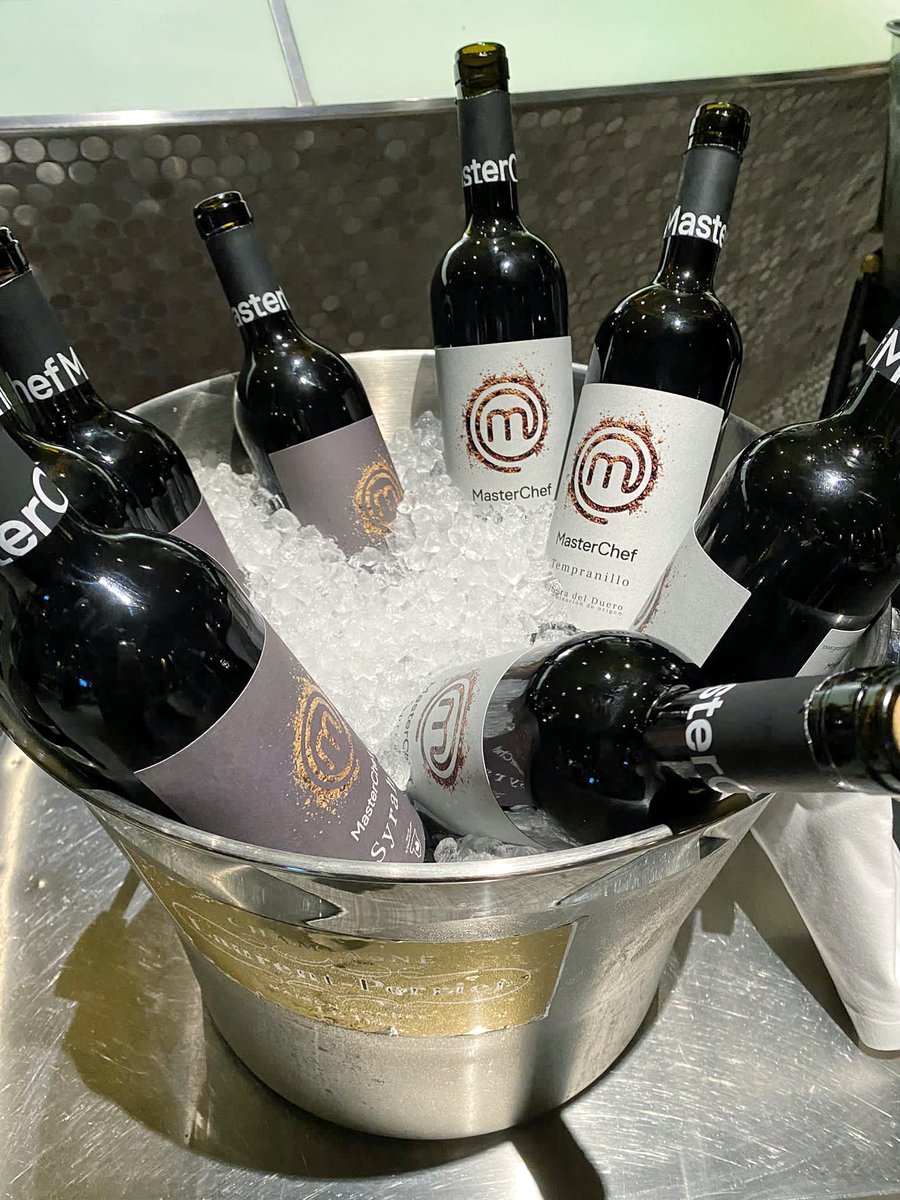 CasinoGranVia's tweet photo. ▪️ ¡Comienza la cata! Celebrando la presentación del nuevo vino de #clubmasterchef🍷 junto a #clicradio https://t.co/klIjN7lNiI