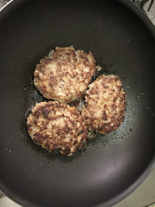 9.中～強火で両面を1分くらい焼くよ
10.両面焼いたら火を消してそのままフライパンの予熱で3～5分寝かせるよ
11.完成だよ
12.食べきれなくても安心、個別でラップに包み冷凍保存すればいつでもレンチンで食べれるよ。
弁当にカレーにパスタにハンバーガーに、なんでもござれ 