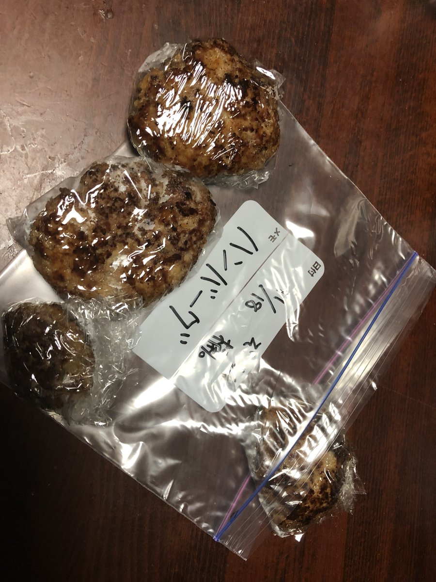 9.中～強火で両面を1分くらい焼くよ
10.両面焼いたら火を消してそのままフライパンの予熱で3～5分寝かせるよ
11.完成だよ
12.食べきれなくても安心、個別でラップに包み冷凍保存すればいつでもレンチンで食べれるよ。
弁当にカレーにパスタにハンバーガーに、なんでもござれ 