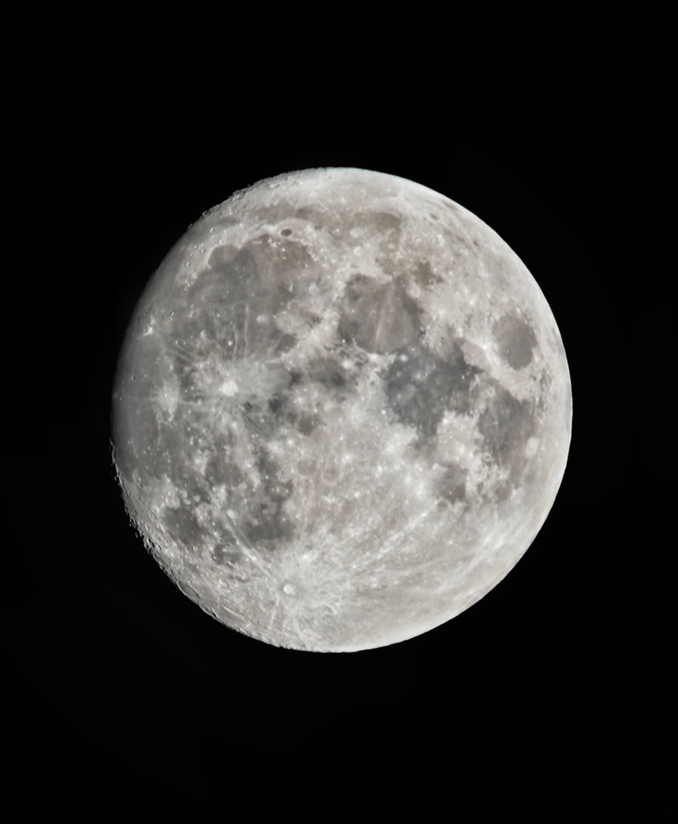 cnikonshooter's tweet photo. Nice clear skies last night. 98% waxing phase with a zoom of the Tycho Crater
#lunarphotography #shootthemoon #snapthemoon #nikon #nikonphotography #nikonphoto #nikonz50 #sigmalens #nasa #NightPhotography https://t.co/5YxGlMWeDq