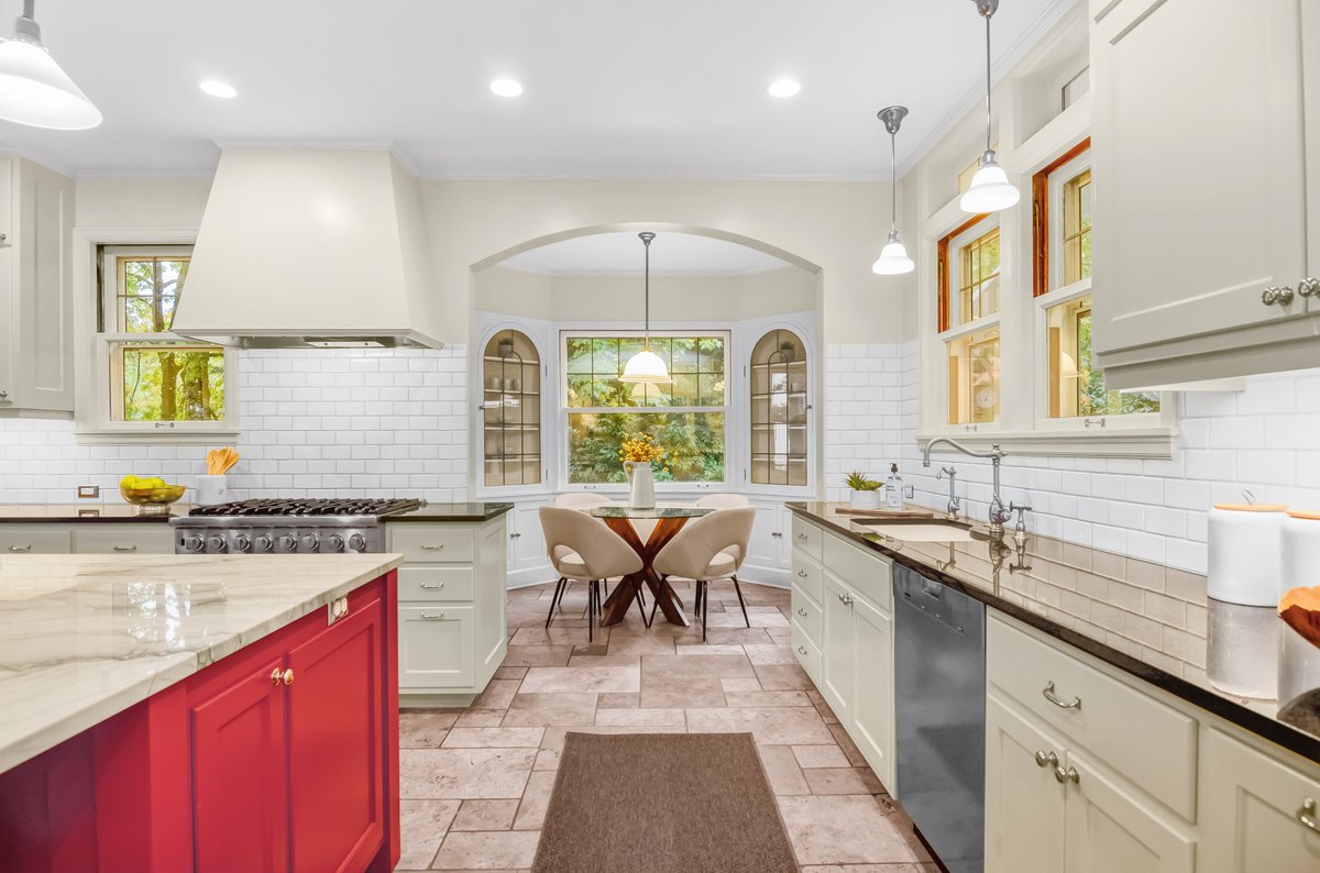 MaceyandMJ's tweet photo. The kitchen at our Buena Vista Pl listing is waiting for your holiday preparation – complete with heated floors, large island, six burner Viking range and more!   

#pdx #pnw #portland #oregon #house #home #portland #realtor #realestate #luxuryhome https://t.co/uz5rWZK1Gs