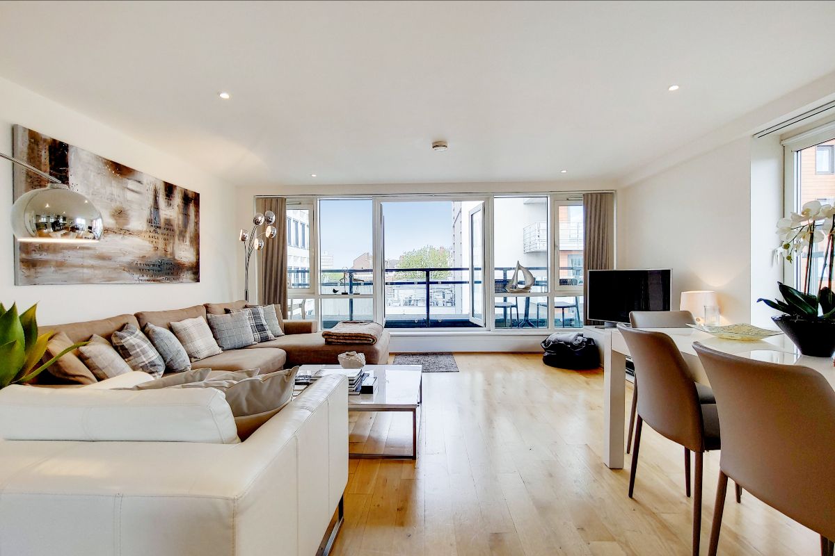 ChartwellUK1's tweet photo. Featured Properties and Putney Christmas Lights - https://t.co/E02DNsV9Vh https://t.co/CZ6dDjadLt