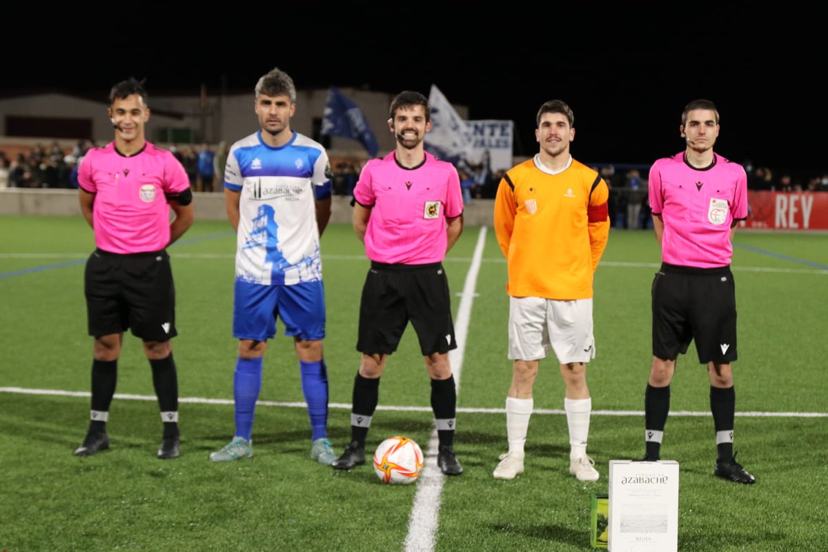 fedriojafutbol's tweet photo. La magia de la 🏆 Copa del Rey ya se vive en el 🏟️ San Bartolomé de Aldeanueva de Ebro. La ilusión de un pueblo. El partido del siglo para el #CDAldeano.
⏱️ Minuto 20
#CDAldeano 0
@unamicp 1 https://t.co/rBv3tFLfj7
