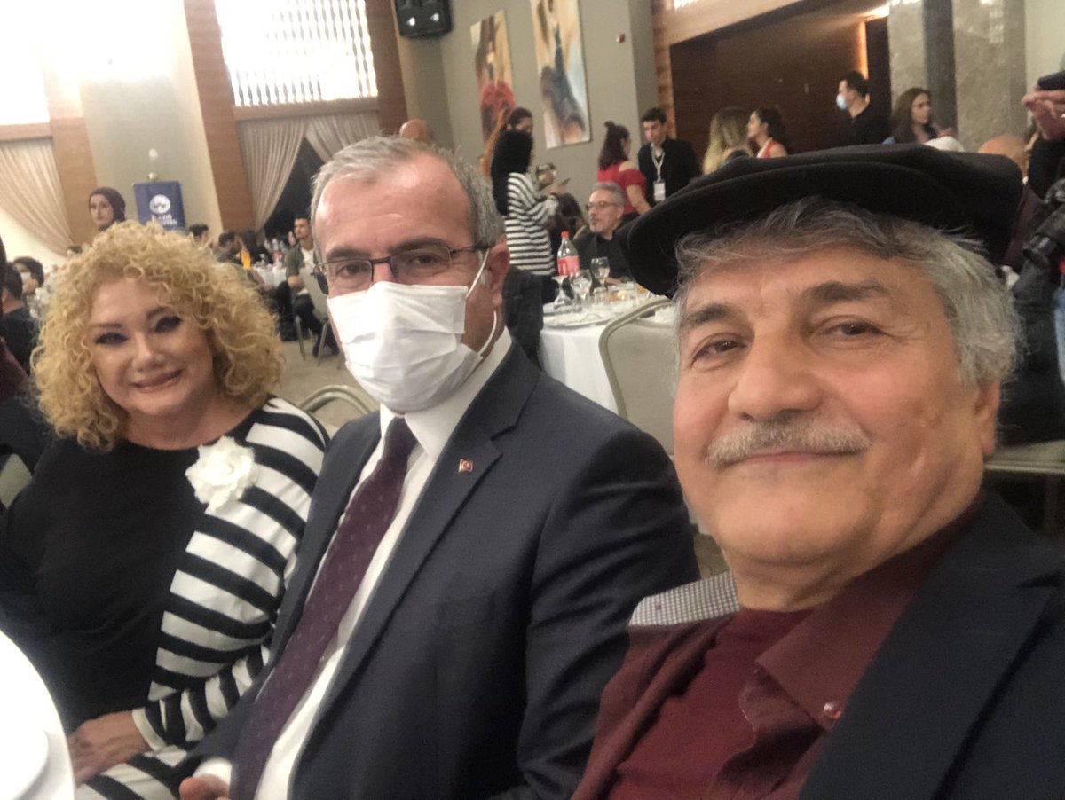 mesutucakan's tweet photo. 13. Uluslararası Çayda Çıra Film Festivali ve onur ödülü… Ve Elazığ kasketi! (Yakışmış mı?) Sayın Vali ve diğer onur ödülü sahibi yılların oyuncusu Sezer Güvenirgil ile… https://t.co/aa0njz82GR