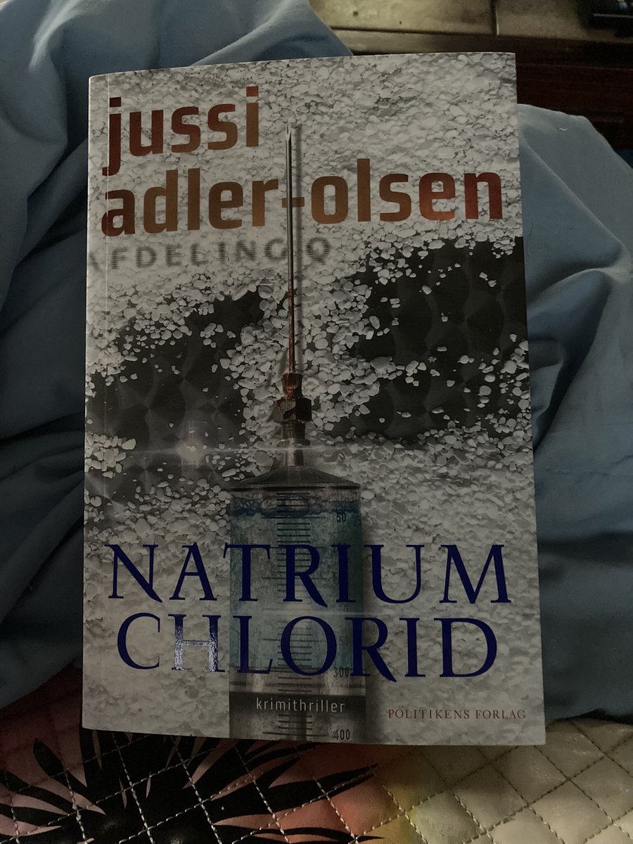 Millamor1975's tweet photo. Når @jussiadlerolsen pludselig hænger på ens dør, så må man jo straks igang med at læse. #natriumchlorid https://t.co/bz6Hh8NhjR