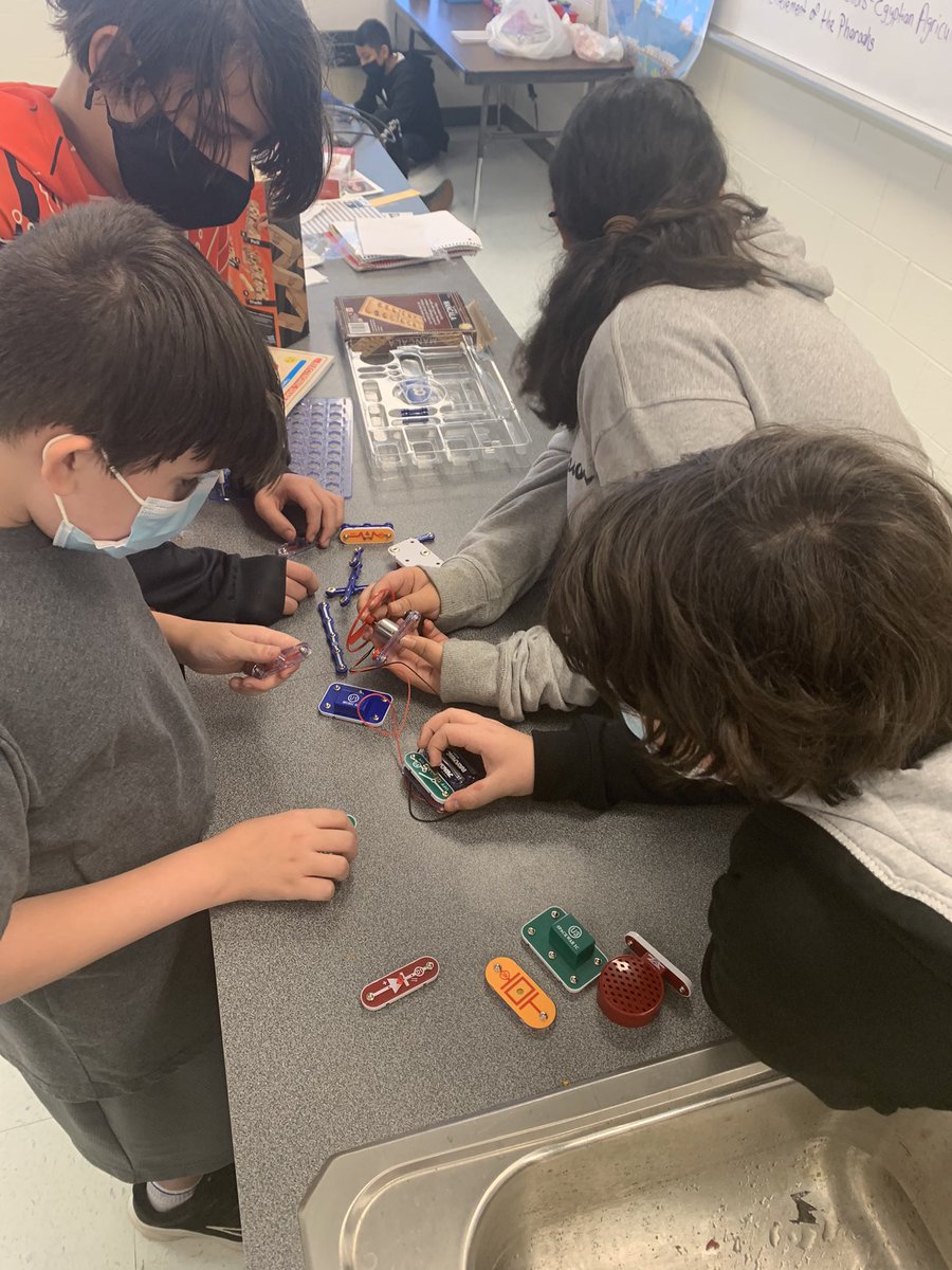 cemorgan22's tweet photo. Students investigating circuits during #ReadyTime in Mr. McClain’s class. https://t.co/R9OmBmabyT