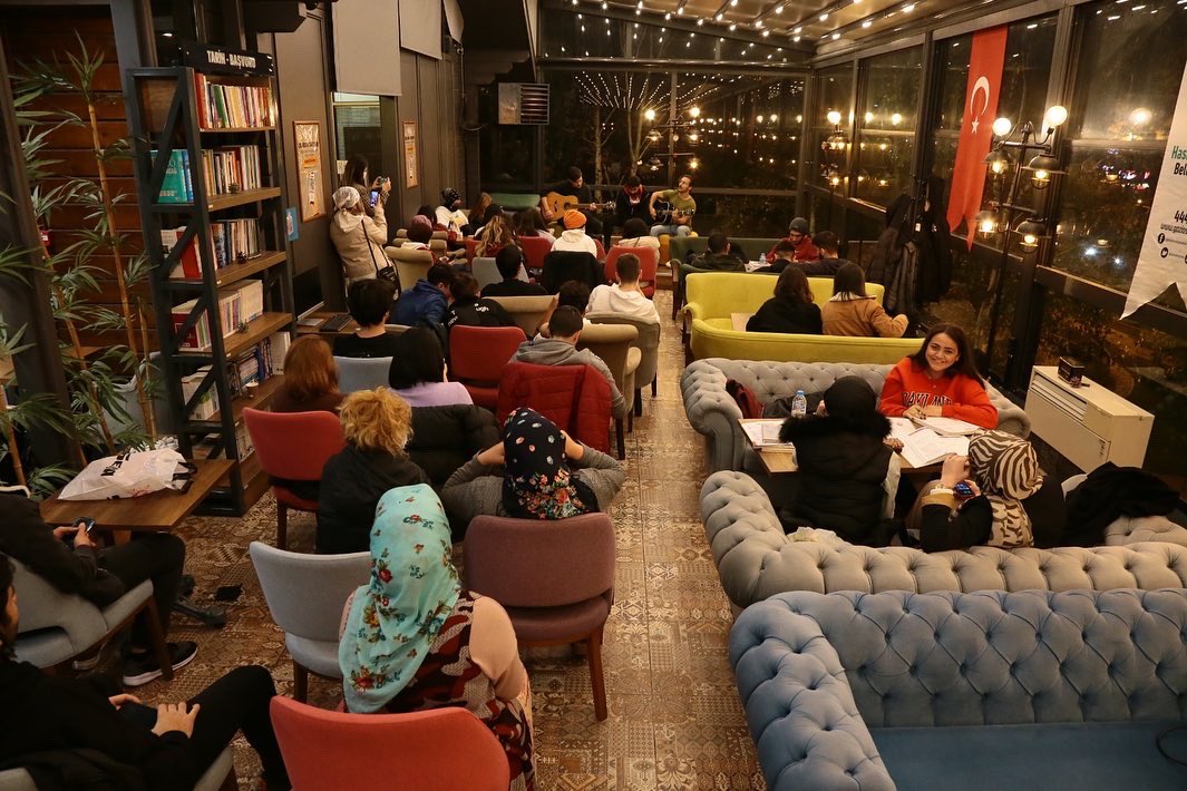 GOPBelediyesi's tweet photo. Sanat Akademisi Müzik Grubu Tablo, #Farika Dinletileri'nde birbirinden güzel şarkıları gençlerimiz için seslendirdi.

📍Farika Kitaplı Kahve https://t.co/sXKXsjwZXm