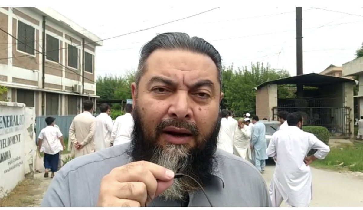 adoakp's tweet photo. وزیراعلی @IMMahmoodKhan چیف سیکرٹری اور وزیر تعلیم @ShahramKTarakai اس بات کا نوٹس لیں اور #حامد_محمود جیسے نڈر اور میرٹ پر فرائض انجام دینے والے افسر کو بحال کریں ۔ بصورت دیگر افسران ایک مرتبہ پھر سڑکوں پر نظر آئینگے #hamid_Mahmood #i_stand_with_hamid_mahmood https://t.co/pvTvHiric3
