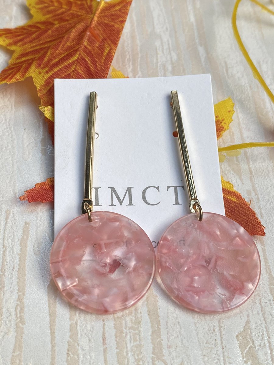 Earrings available for sell at UGX 15,000/= only. 🪄☎️ or Dm or whatsapp us on 0782864715 for deliveries. #jewellery #earrings #earringsoftheday #adorniseU #accessories #earpiercing #fashion #fashionstyle #fashionista #uganda🇺🇬 #uga #onlineshopping