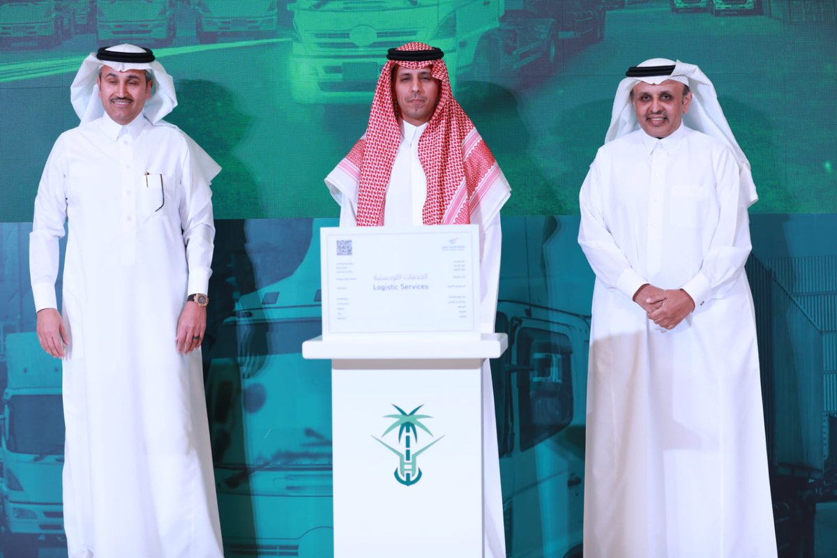 SalehAlJasser's tweet photo. خلال أسابيع قليلة من إطلاق الاستراتيجية الوطنية للنقل والخدمات اللوجستية، احتفلنا الليلة في القطاع اللوجستي بتدشين (الرخصة اللوجستية الموحدة) وتسليم الحزمة الأولى من الرخص ل32 شركة دولية ومحلية رائدة وذلك لتسريع الأعمال وتطبيق أفضل الممارسات العالمية في صناعة الخدمات اللوجستية https://t.co/BlAbDNm1xt