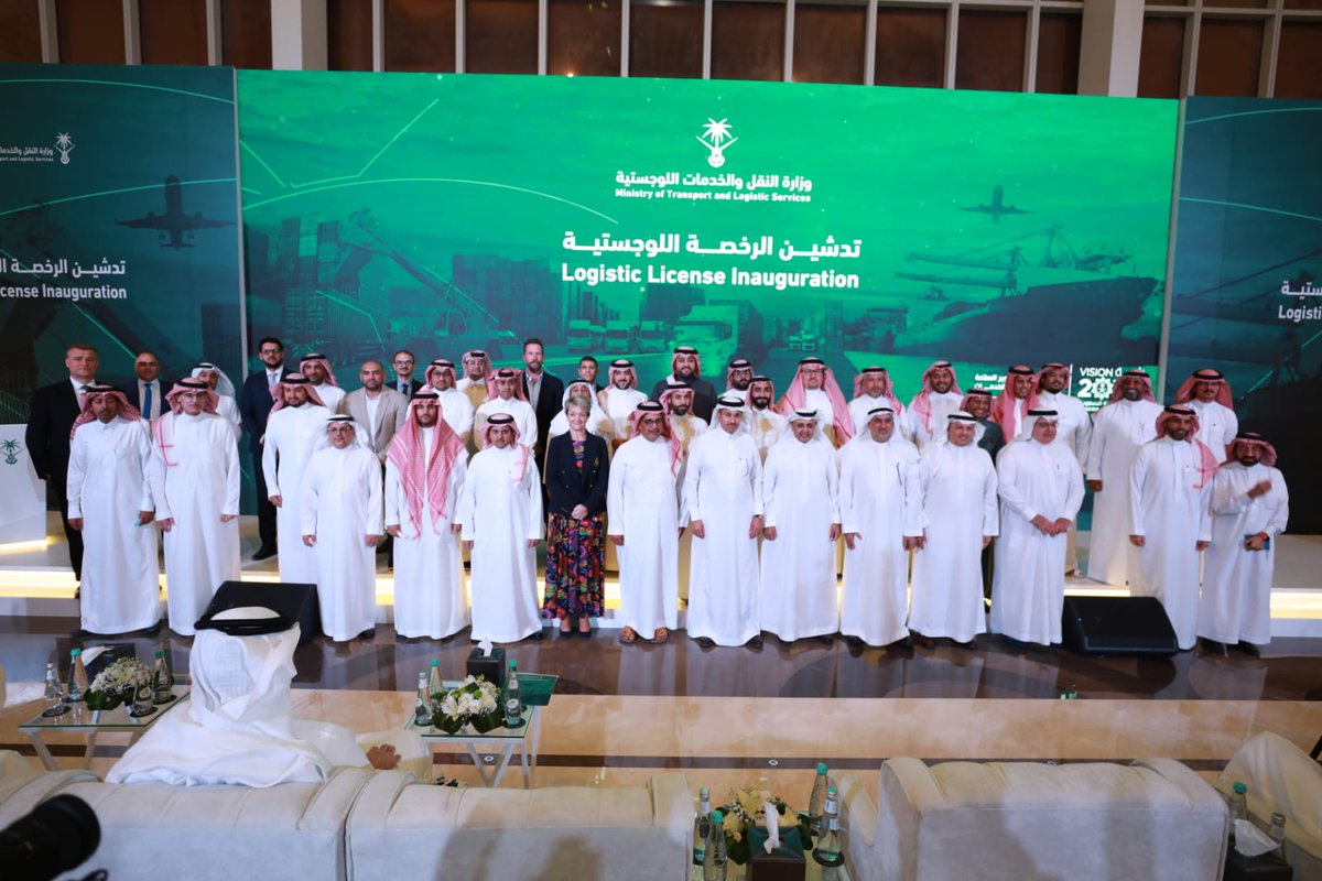 SalehAlJasser's tweet photo. خلال أسابيع قليلة من إطلاق الاستراتيجية الوطنية للنقل والخدمات اللوجستية، احتفلنا الليلة في القطاع اللوجستي بتدشين (الرخصة اللوجستية الموحدة) وتسليم الحزمة الأولى من الرخص ل32 شركة دولية ومحلية رائدة وذلك لتسريع الأعمال وتطبيق أفضل الممارسات العالمية في صناعة الخدمات اللوجستية https://t.co/BlAbDNm1xt