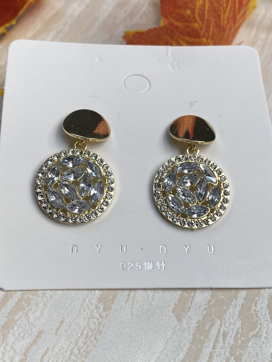Earrings available for sell at UGX 15,000/= only. 🪄☎️ or Dm or whatsapp us on 0782864715 for deliveries. #jewellery #earrings #earringsoftheday #adorniseU #accessories #earpiercing #fashion #fashionstyle #fashionista #uganda🇺🇬 #uga #onlineshopping