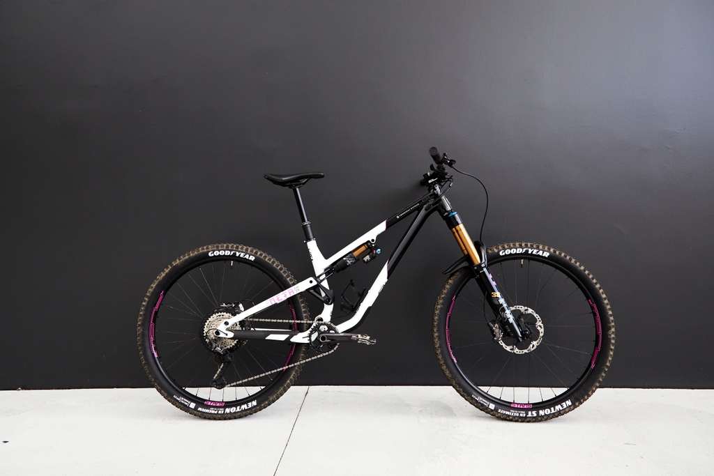 NoTubes's tweet photo. Ashley Bond, a Wide Open NZ supported Stan's athlete, just finished building up her new ride from COMMENCAL. We're loving the custom pink #flowEX3 decals! #onlystans 📷 Kaycie O’Connor https://t.co/csH1WulSKv