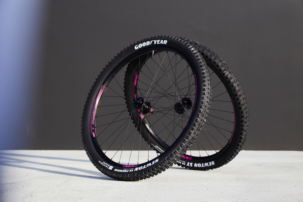 NoTubes's tweet photo. Ashley Bond, a Wide Open NZ supported Stan's athlete, just finished building up her new ride from COMMENCAL. We're loving the custom pink #flowEX3 decals! #onlystans 📷 Kaycie O’Connor https://t.co/csH1WulSKv