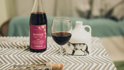 An annual tradition every third November Thursday in #France, are you familar with Beaujolais nouveau? This bilingual text explains what the celebration is all about: bit.ly/3kLCdBj 

#learnfrench #beaujolaisnouveau #frenchteacher #french #lawlessfrench