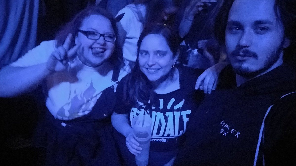 BubbleThesi's tweet photo. Ich bin so glücklich, ich könnte heulen! Endlich beim Konzert von @FelixBrummer und ich bin übelst hyped! #kiox #kummer #bremen #übertriebenhappy https://t.co/ozz0qJ2Q42